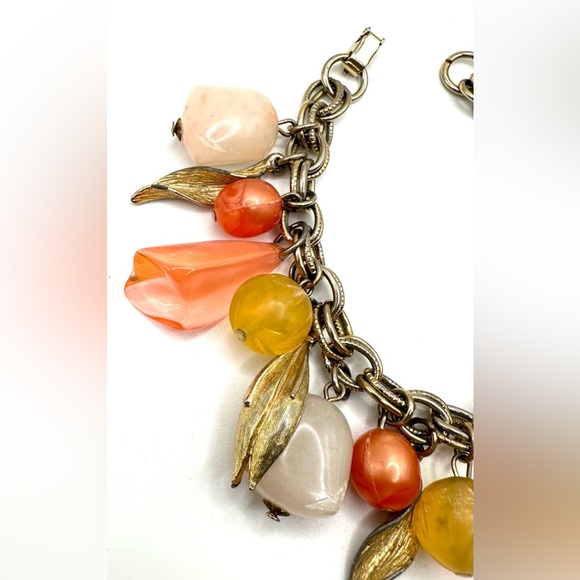 Vintage 1960s Chunky Lucite Bead and Gold Leaf Charm Bracelet - Picture 3 of 12